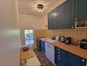 Fridge, microwave, oven, stovetop - Bottom villa, sea view, private parking (Bandol)