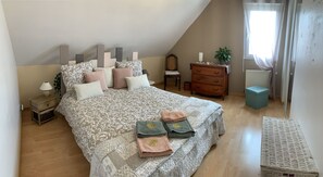2 bedrooms, iron/ironing board, WiFi, bed sheets - One or two guest rooms to rent with family or friends (65- France)120€) (Vienne en val)