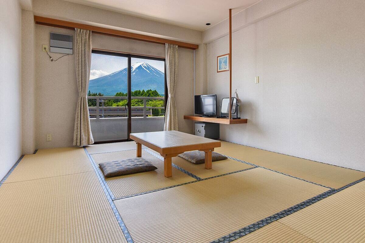 Mountain View Japanese-style Room, Non Smoking (w/ bathroom and bath tub) | In-room safe, desk, free WiFi, bed sheets