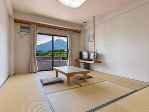 傳統客房, 非吸煙房, 山景 | 客房內保險箱、書桌、免費無線上網、床單