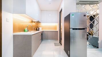 Deluxe Apartment | Private kitchen | Fridge, microwave, cookware/dishes/utensils, cleaning supplies