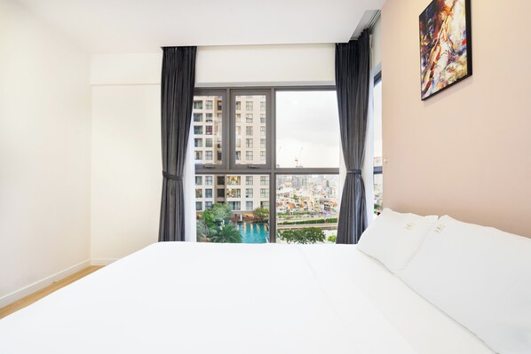 Deluxe Apartment | Premium bedding, individually decorated, individually furnished, desk - Fusion RiverGate Apart Infinity Pool (Ho Chi Minh City)