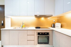 Appartement Deluxe | Cuisine privée | Réfrigérateur, four à micro-ondes, vaisselle et ustensiles