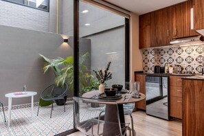 Een magnetron, een kookplaat, een koffiezetapparaat/waterkoker