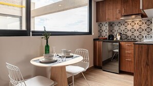 Kaffe- och tebryggare, mikrovågsugn, spishäll och brödrost