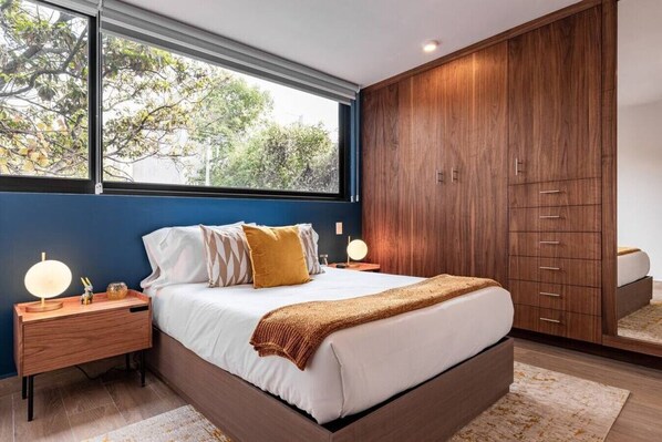 2 chambres, bureau, fer et planche à repasser, lit de bébé portatif