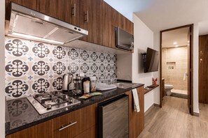 Micro-ondes, plaque de cuisson, cafetière/bouilloire, grille-pain