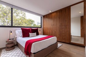 2 sovrum, skrivbord, strykjärn/strykbräda och resesäng