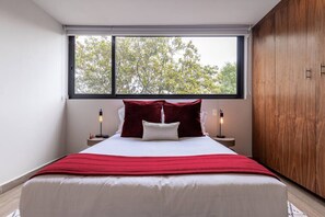 2 Schlafzimmer, Schreibtisch, Bügeleisen/Bügelbrett, Reisekinderbett