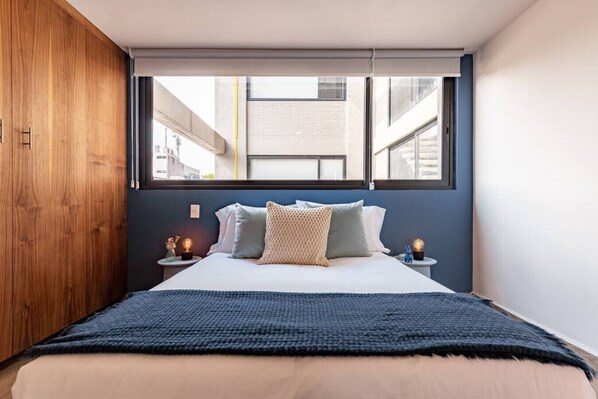 2 habitaciones, escritorio y tabla de planchar con plancha 