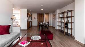 Ein stilvolles Wohnzimmer mit Sofa, Couchtisch und Bücherregal.