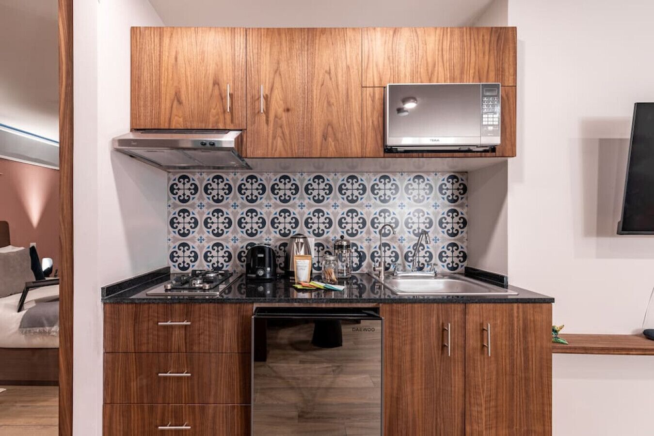 Micro-ondes, plaque de cuisson, cafetière/bouilloire, grille-pain