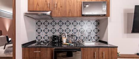 Micro-ondes, plaque de cuisson, cafetière/bouilloire, grille-pain