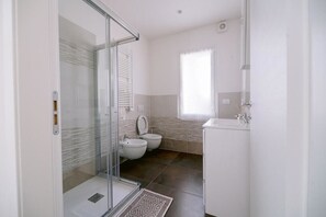 Shower, bidet - Residence La Boheme - Apartment 1 (Verona)
