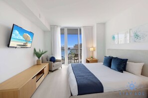 1 habitación, escritorio, tabla de planchar con plancha y cuna de viaje