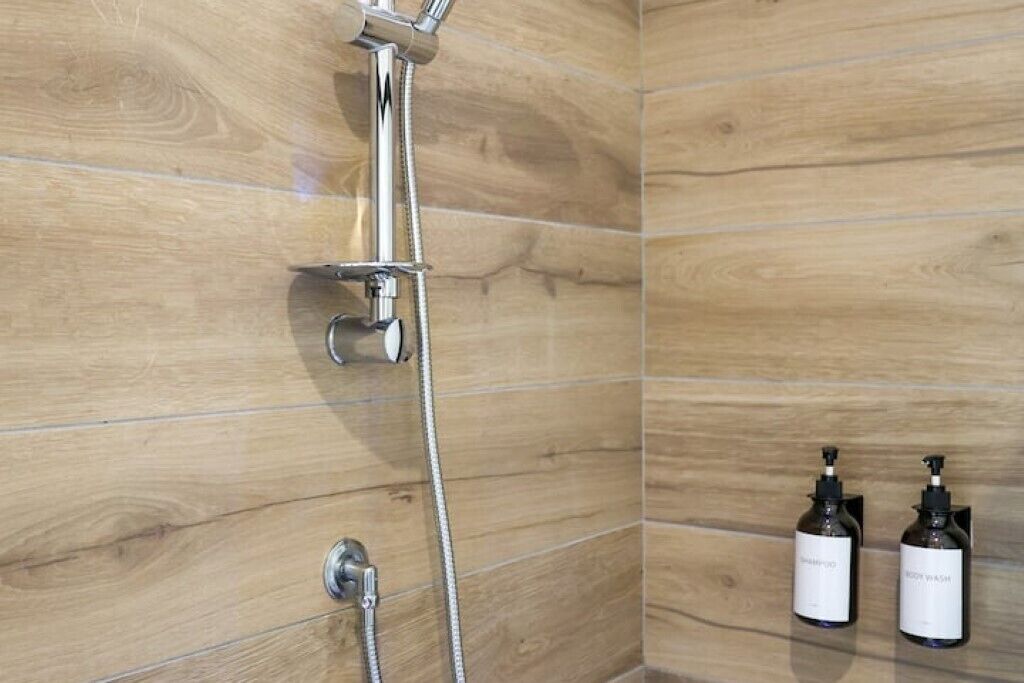 Dusche, umweltfreundliche Kosmetikartikel, Haartrockner, Bidet