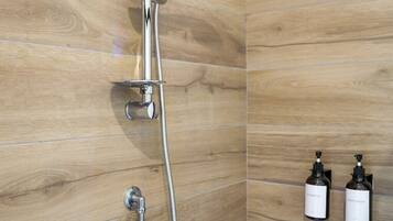 Dusche, umweltfreundliche Kosmetikartikel, Haartrockner, Bidet