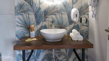 Dusche, umweltfreundliche Kosmetikartikel, Haartrockner, Bidet