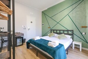 1 makuuhuone, tallelokero huoneessa, työpöytä, vauvan matkasänky