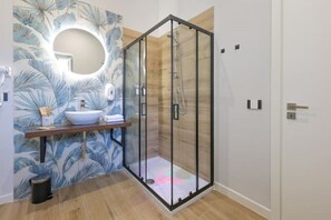 Dusche, umweltfreundliche Kosmetikartikel, Haartrockner, Bidet