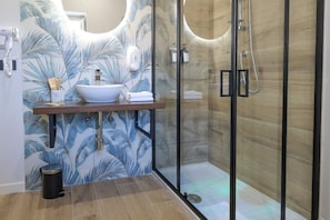 Een douche,  milieuvriendelijk toiletgerief, een haardroger, een bidet