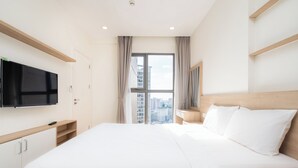 Premium bedding, desk, laptop workspace, blackout drapes - Fusion Riverside Apart Near Ben Thanh (Ho Chi Minh City)
