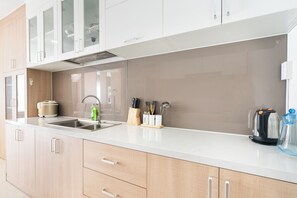 Apartamento familiar | Cocina privada | Frigorífico, microondas, utensilios de cocina y artículos de limpieza