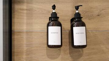 Dusche, umweltfreundliche Kosmetikartikel, Haartrockner, Bidet