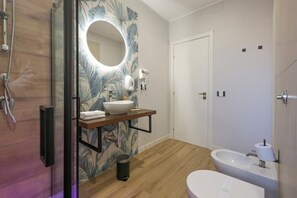 Regadera, amenidades de baño ecológicas, secadora de cabello, bidet 