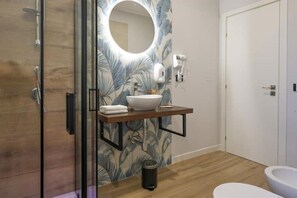 Dusj, miljøvennlige toalettsaker, hårføner og bidé