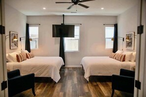 2 habitaciones, escritorio, tabla de planchar con plancha y wifi