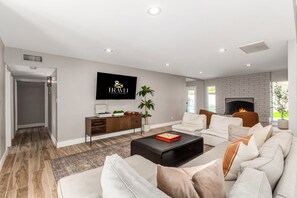 TV, fireplace - Agave on Cactus|Private Pool|Firepit|Sleeps 10 (Scottsdale)