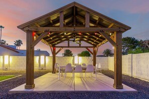 Outdoor dining - Agave on Cactus|Private Pool|Firepit|Sleeps 10 (Scottsdale)