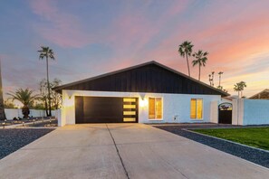 Exterior - Agave on Cactus|Private Pool|Firepit|Sleeps 10 (Scottsdale)