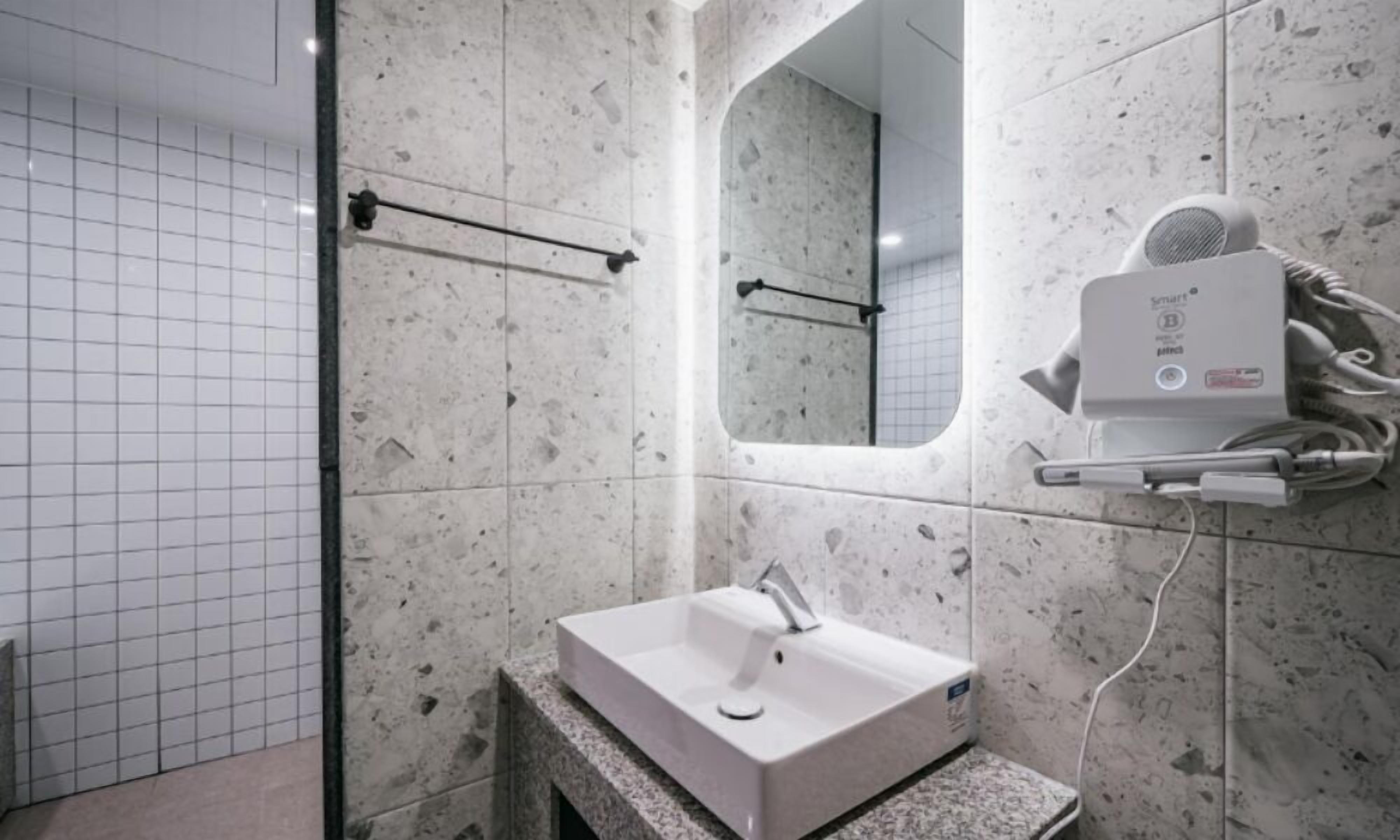 Queen Room | ห้องน้ำ | ของใช้ในห้องน้ำฟรี, ไดร์เป่าผม, เสื้อคลุมอาบน้ำ, รองเท้าสวมภายในห้อง