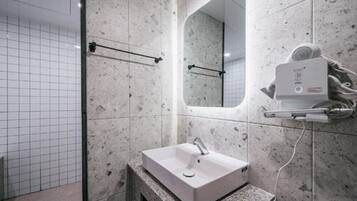 Queen Room | Baño | Artículos de higiene personal gratuitos, secador de pelo y albornoces