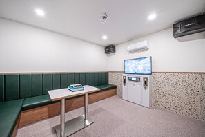 Suite Twin Room | Individuell dekoriert, individuell eingerichtet, kostenloses WLAN