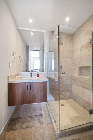 Douche, sèche-cheveux, serviettes fournies