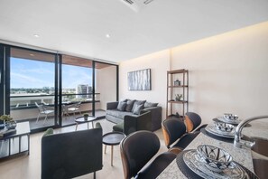 TV, offices - Baltia Luxurious One Bedroom Ap (Mérida)