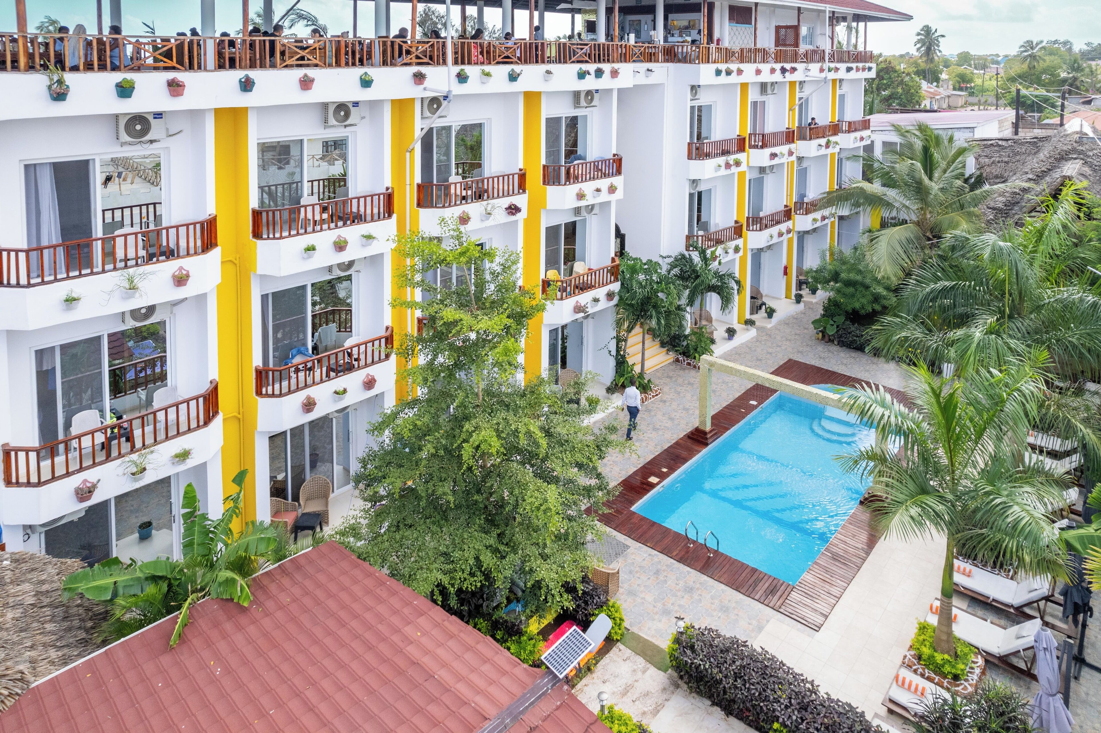 Una piscina al aire libre