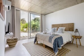 4 室のベッドルーム、デスク、防音設備、アイロン / アイロン台