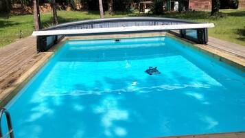 Een binnenzwembad en een buitenzwembad