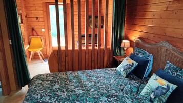 1 slaapkamer, een strijkplank/strijkijzer, reisbedje, wifi