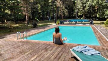 Een binnenzwembad en een buitenzwembad