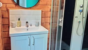Douche, sĂšche-cheveux, serviettes fournies, savon