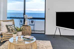 TV - Maroubra - Stylish Abode 360° Ocean & Beach Views (Maroubra)