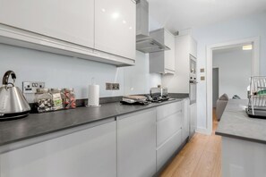 冷蔵庫、電子レンジ、オーブン、コンロ