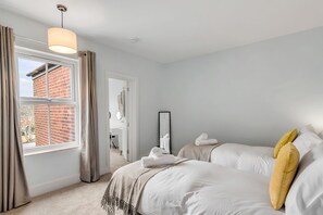 2 soverom, skrivebord, strykejern/-brett og reiseseng for barn