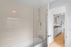 Haartrockner, Handtücher, Seife, Shampoo