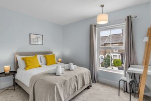 2 bedrooms, desk, iron/ironing board, travel cot - 2BR Victorian Home |6 Mins Drive To Norwich Castle (Norwich)